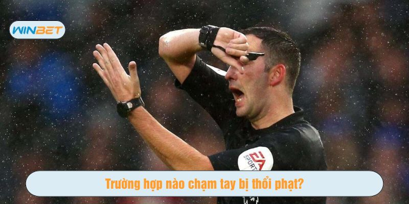 Hành vi cố ý dùng tay chơi bóng bị coi là phạm lỗi